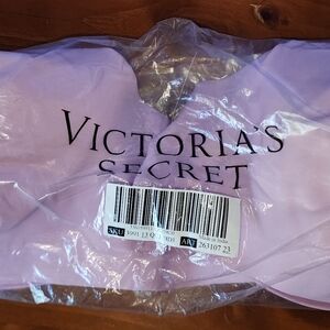 Victoria Secret  - Sports Bra Maximum support 38DDDfront closure clip and zipp